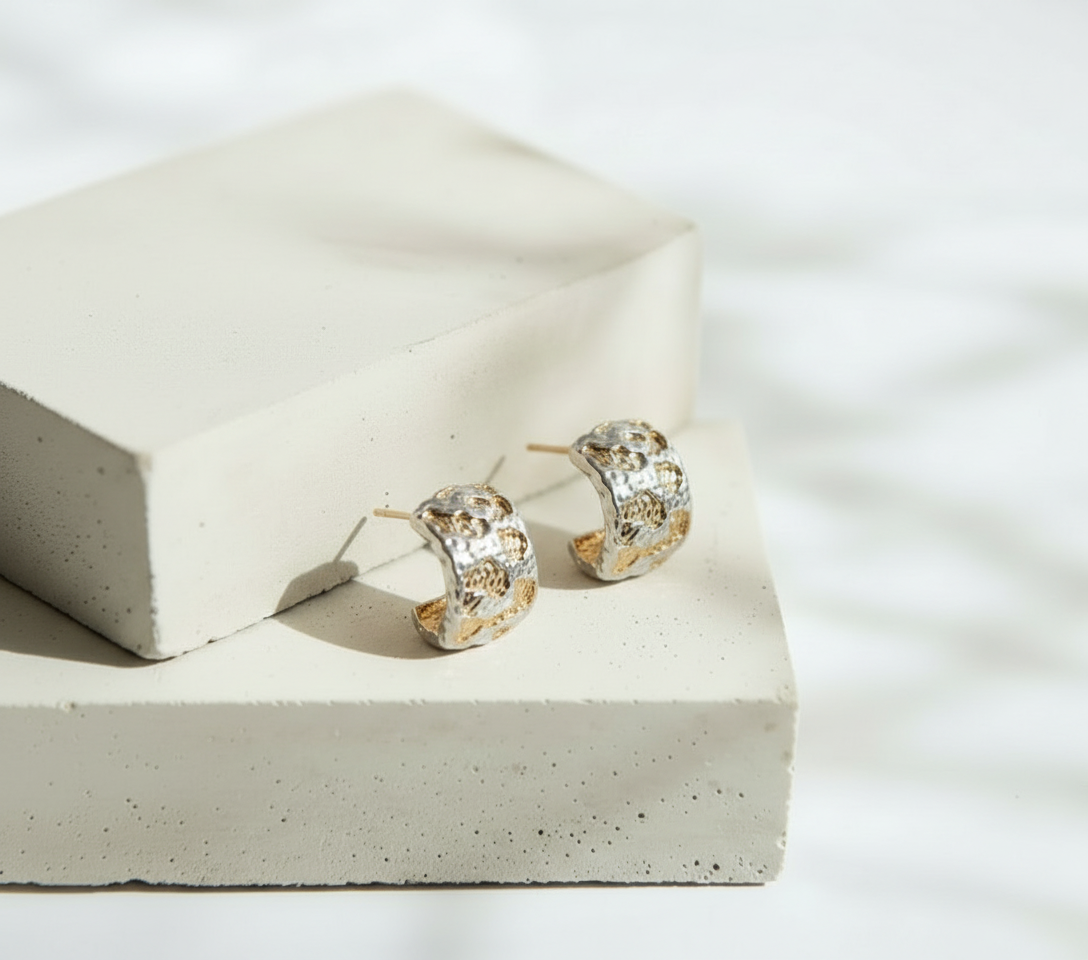 Aretes Curvados Plateados con Toque Dorado - Acero Inoxidable