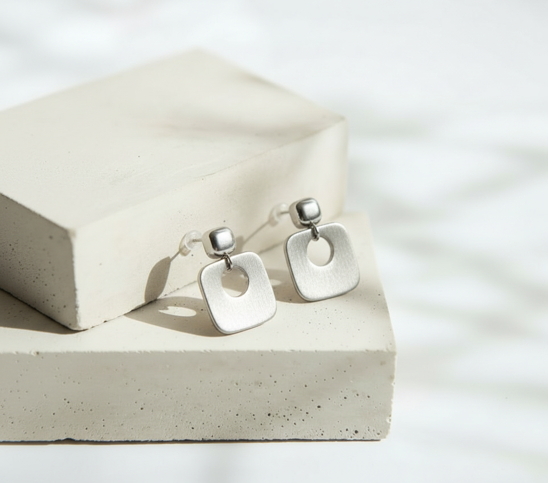 Aretes Cuadrados Plateados con Orificio Central - Acero Inoxidable