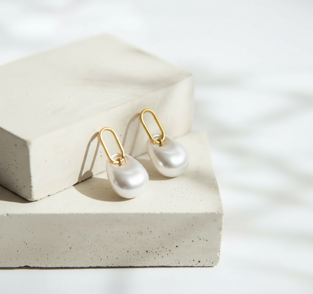 Aretes Colgantes Beige con Detalle Dorado - Acero Inoxidable