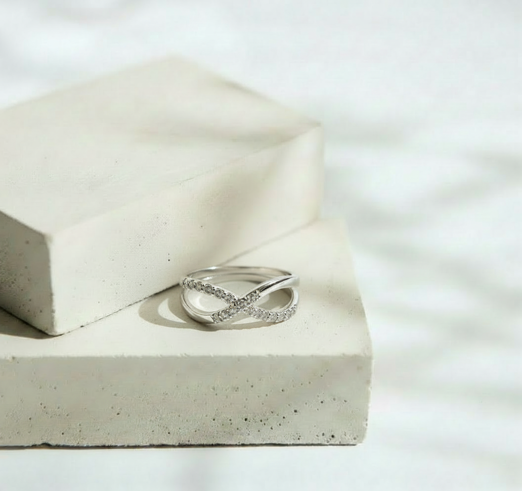 Anillo Cruzado con Brillos y Letra T Central Moderno - Acero Inoxidable