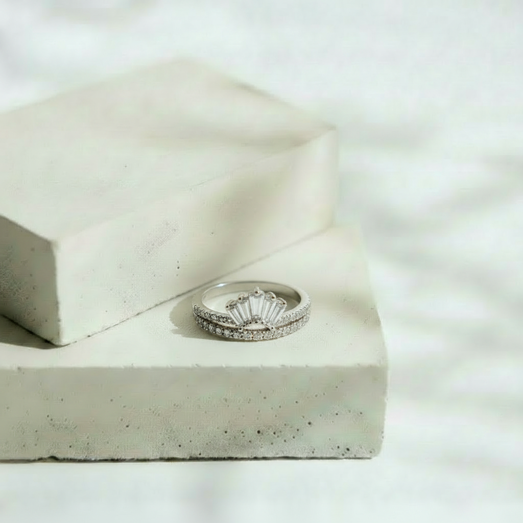 Anillo Plateado con Brillos Mini y Pentágono Central Brillante - Acero Inoxidable