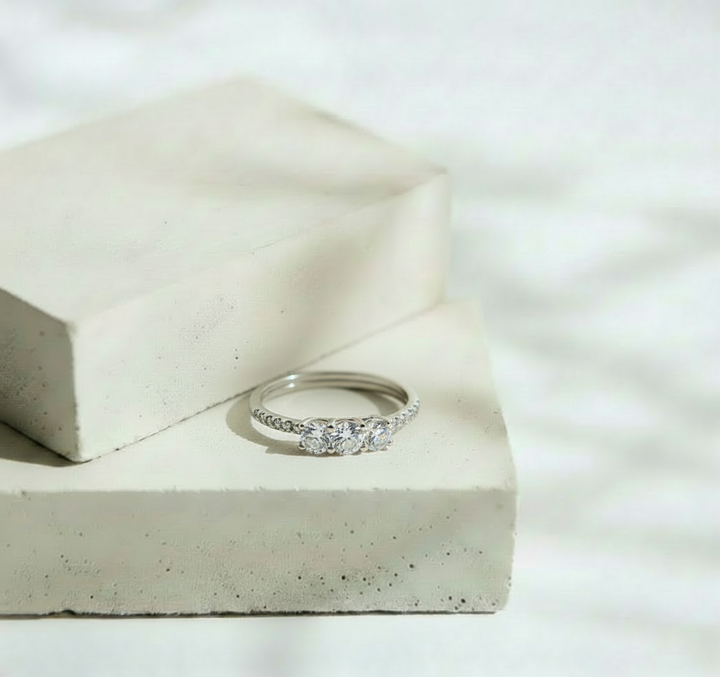 Anillo Plateado con Brillos Mini y Tres Brillos Centrales Elegantes - Acero Inoxidable