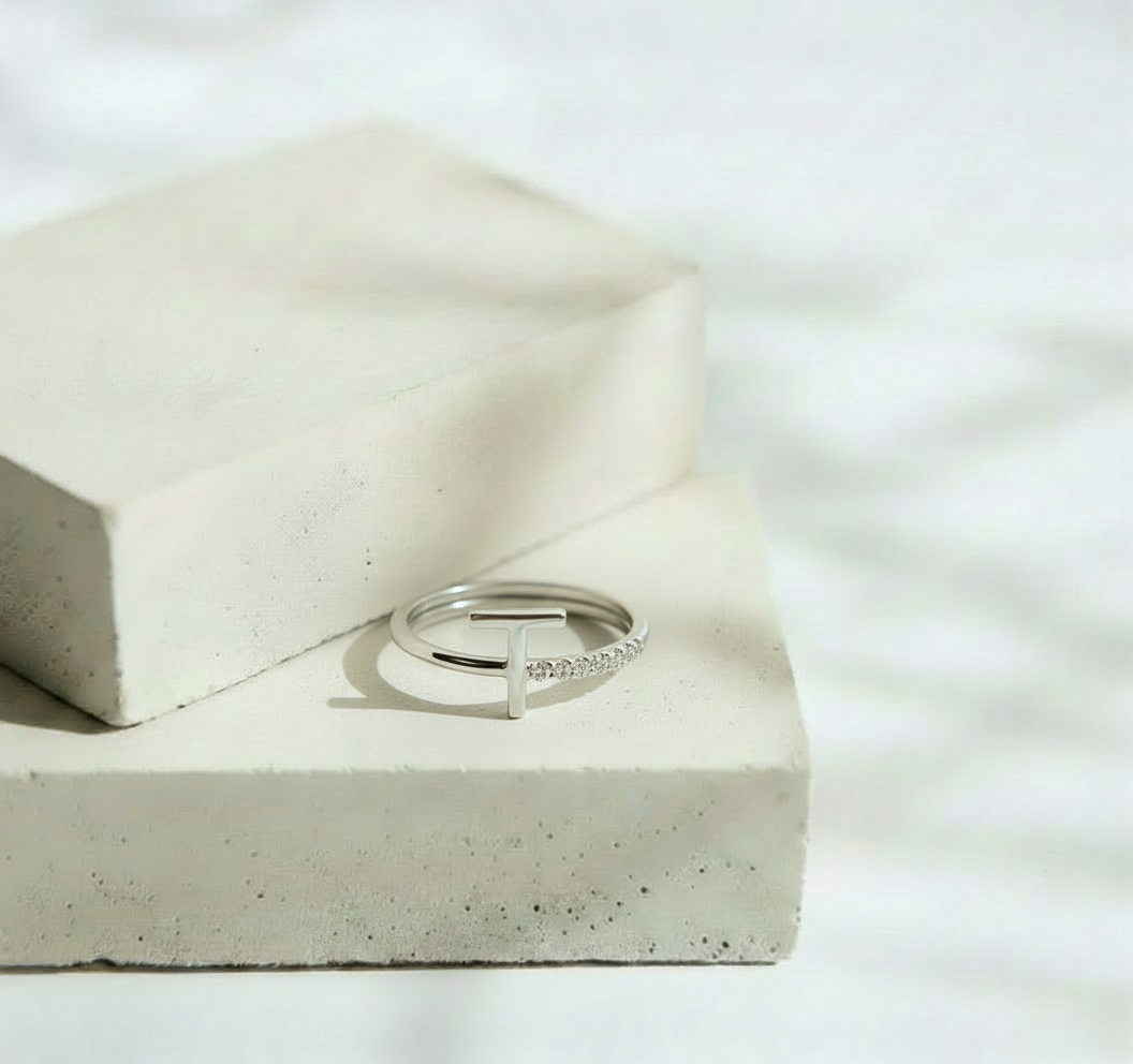 Anillo Plateado con Línea Central de Brillos Minimal Chic - Acero Inoxidable