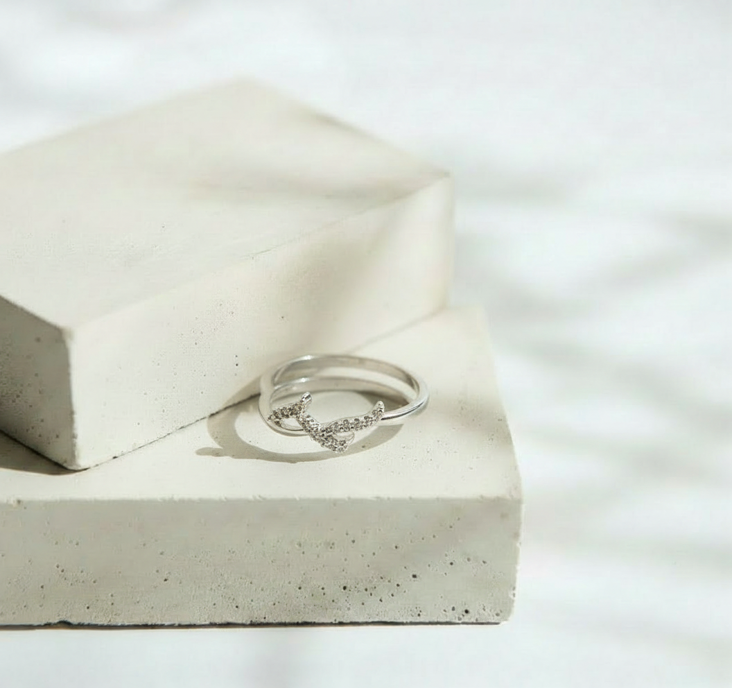 Anillo Plateado con Cruce de Brillos Sofisticado - Acero Inoxidable