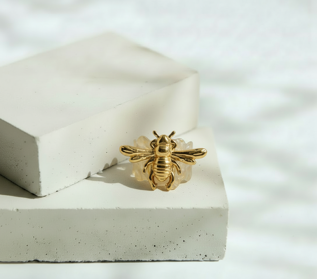 Anillo Dorado de Abeja Delicada – Acero Inoxidable