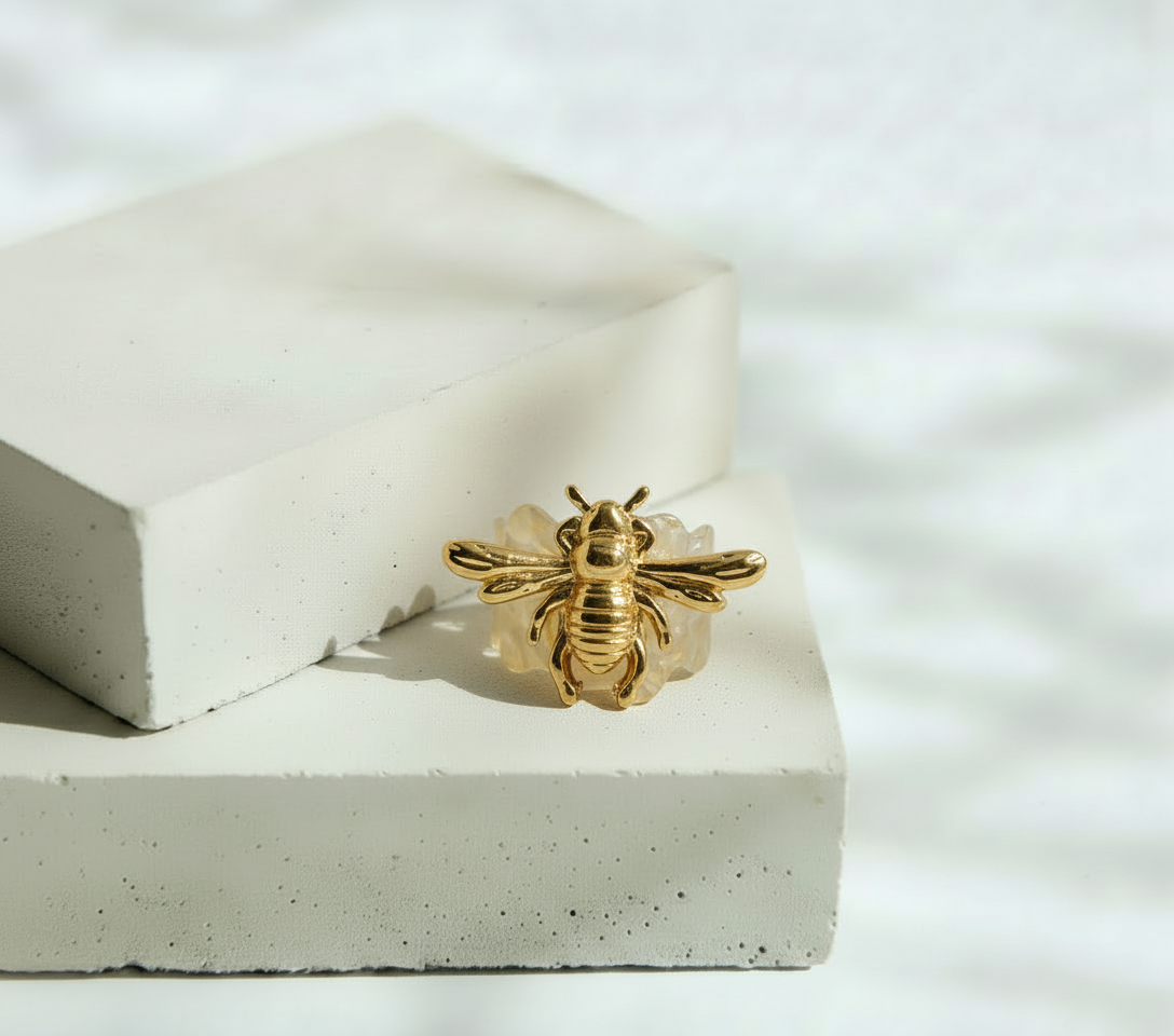 Anillo Dorado de Abeja Delicada – Acero Inoxidable