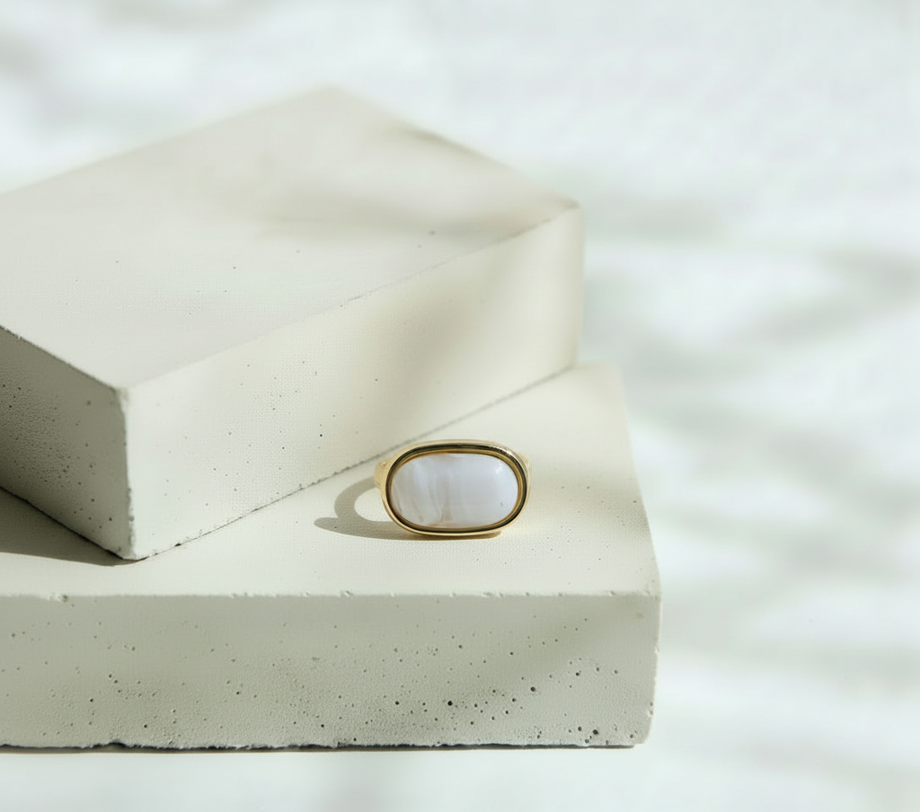 Anillo Dorado con Piedra Oval Blanca Elegante – Acero Inoxidable