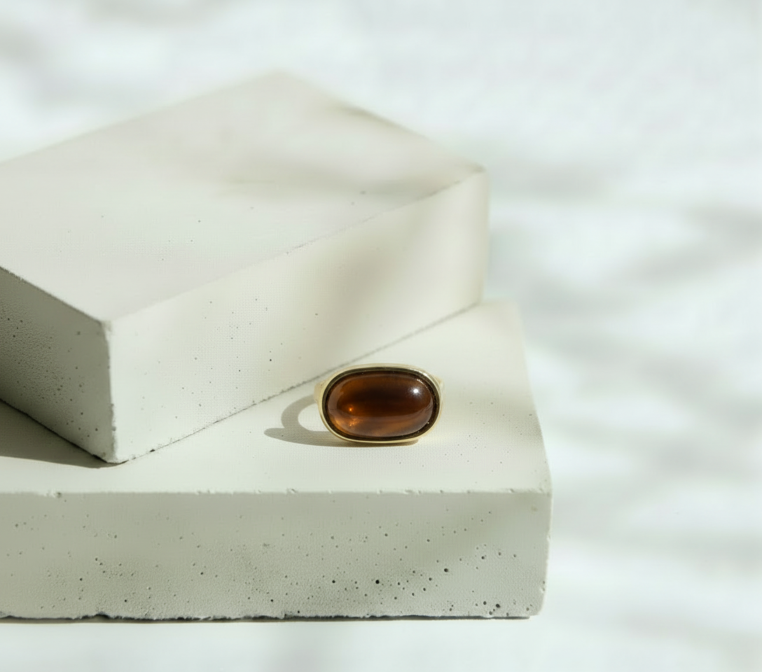 Anillo Dorado con Piedra Oval Café Sofisticada – Acero Inoxidable