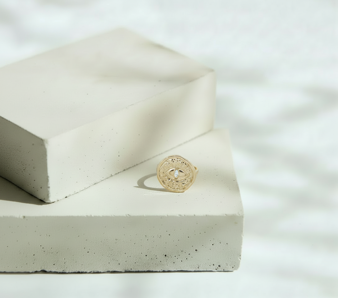 Anillo Dorado Circular con Ojo al Centro – Acero Inoxidable