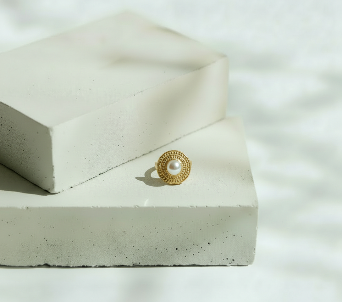 Anillo Dorado Moneda con Piedra Tipo Perla al Centro - Acero Inoxidable