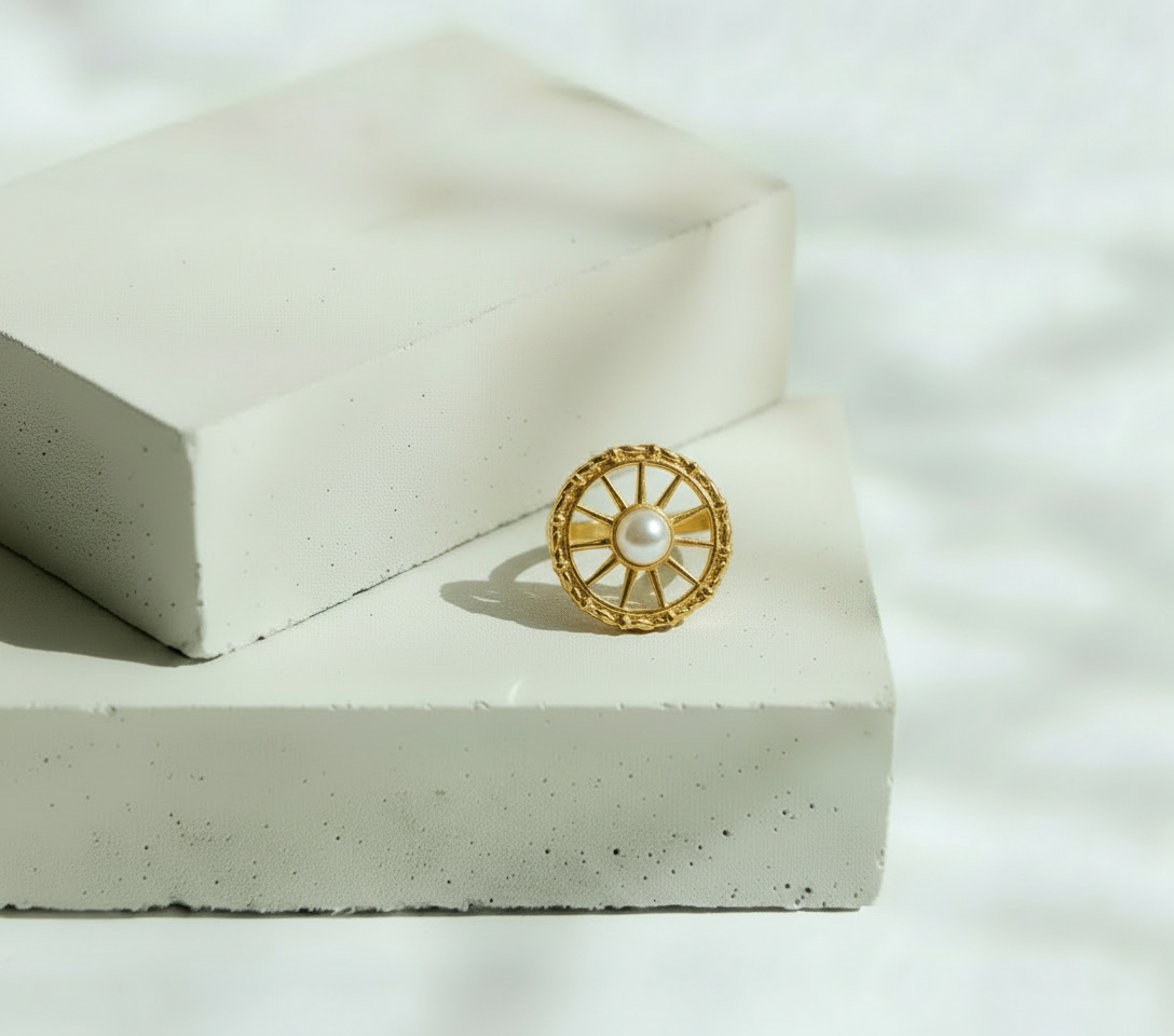 Anillo Circular Marco Dorado y Tipo Perla al Centro - Acero Inoxidable