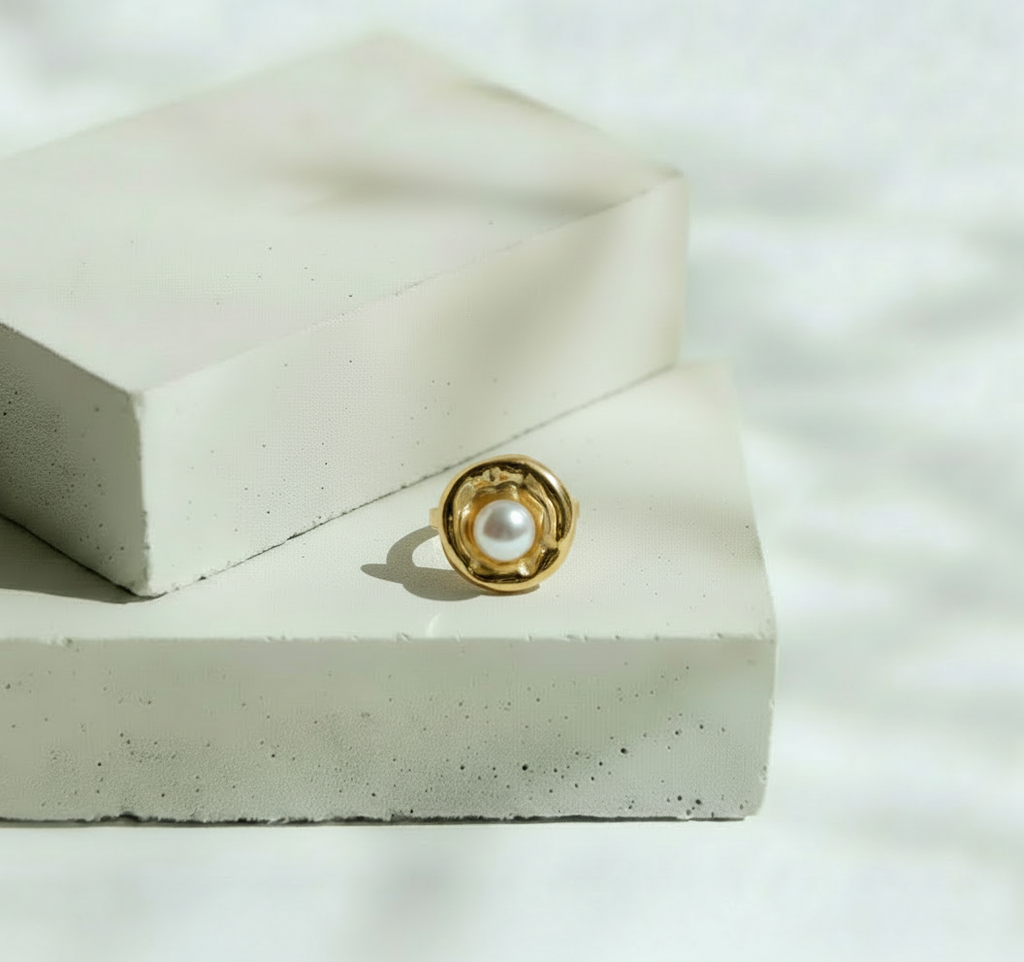 Anillo Dorado Circular con Tipo Perla al Centro - Acero Inoxidable