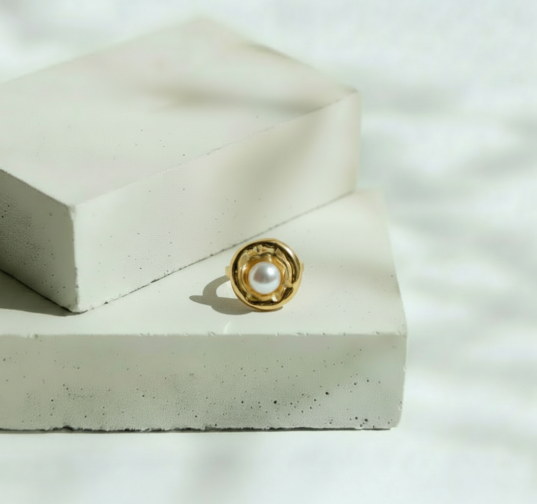 Anillo Dorado Circular con Tipo Perla al Centro - Acero Inoxidable