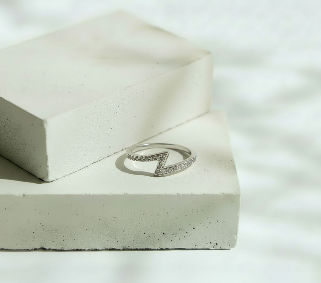 Anillo Plateado Zig Zag con Mini Brillos – Plata Italiana