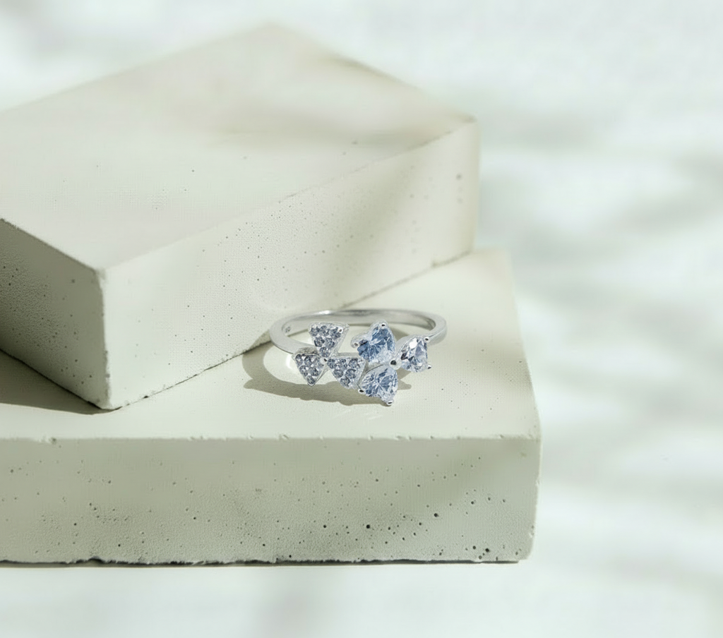 Anillo Plateado Tres Corazones y Flor con Mini Brillos – Plata Italiana