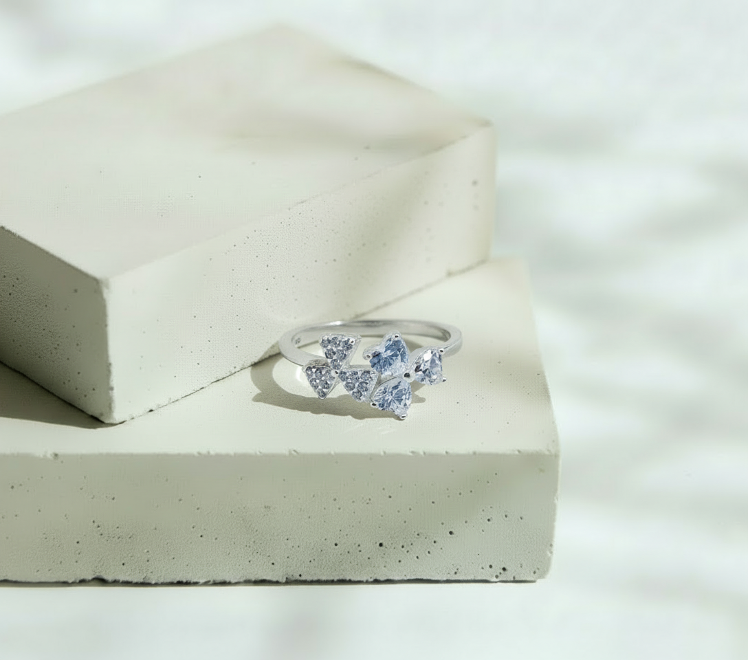 Anillo Plateado Tres Corazones y Flor con Mini Brillos – Plata Italiana