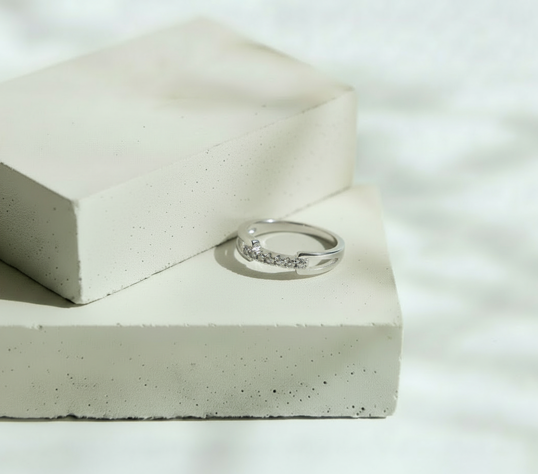Anillo Plateado Estilo Eslabón con Línea de Mini Brillos – Plata Italiana