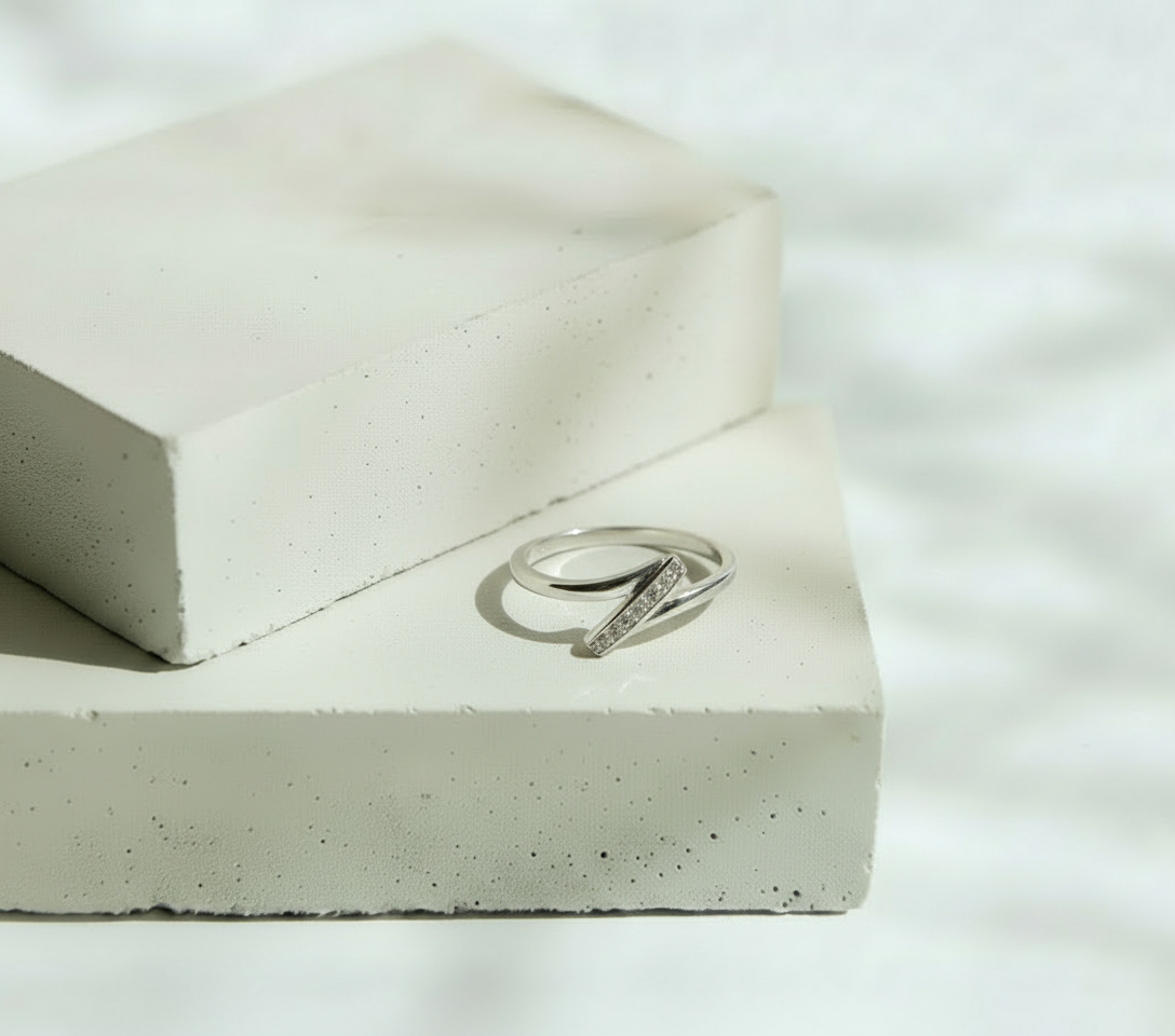 Anillo Plateado Diagonal con Mini Brillos – Plata Italiana