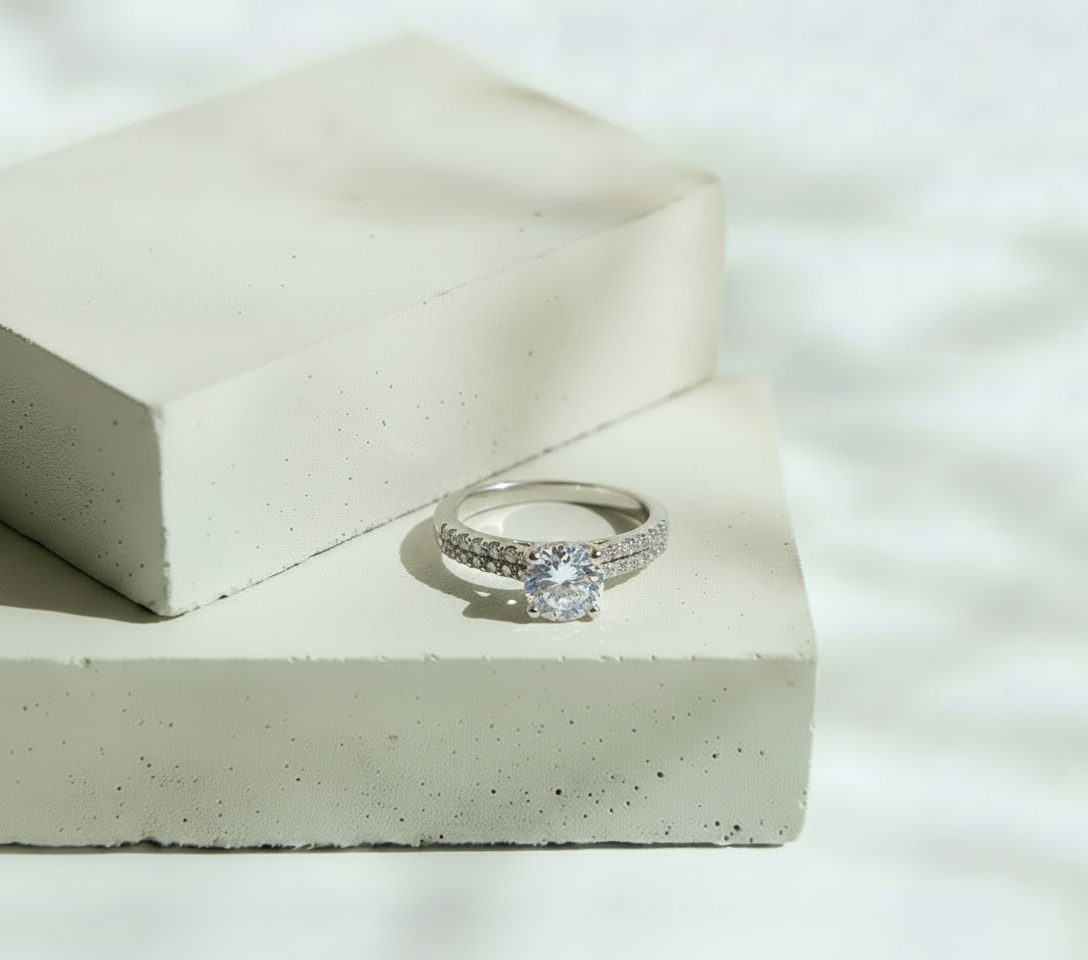 Anillo Plateado con Zirconia al Centro y Dos Líneas de Mini Brillos – Plata Italiana