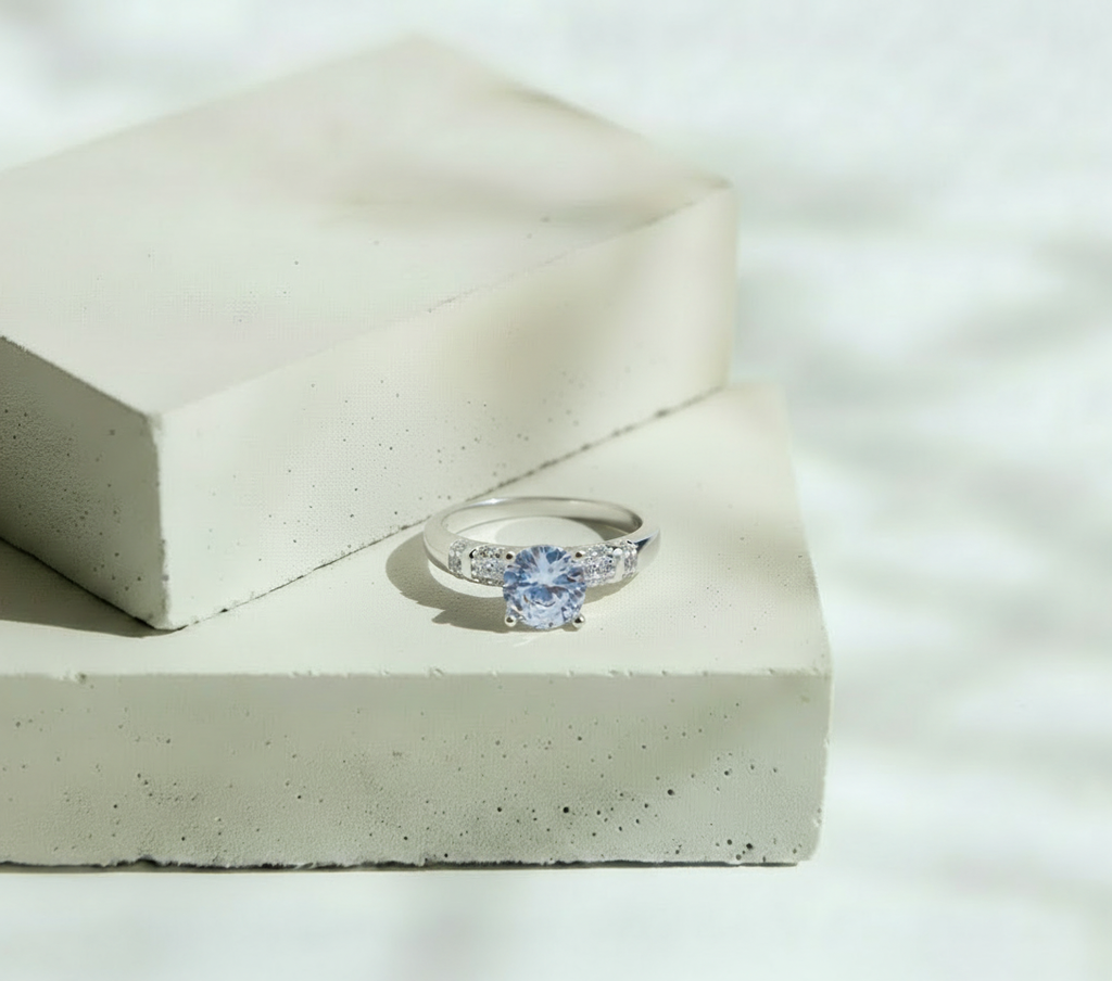 Anillo Plateado Zirconia al Centro con Mix Liso y Mini Brillos – Plata Italiana