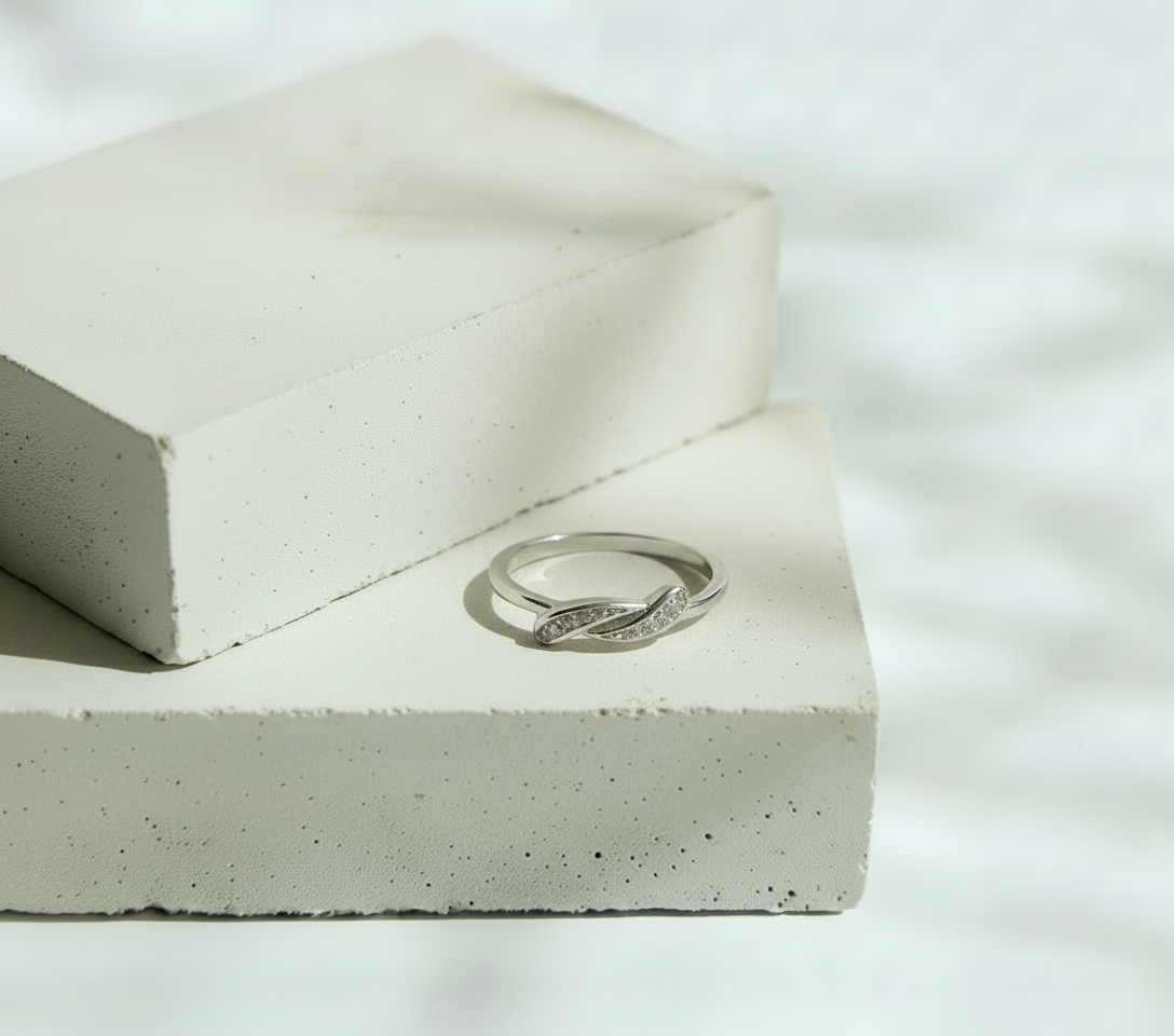 Anillo Plateado con Cruce y Mini Brillos al Centro – Plata Italiana