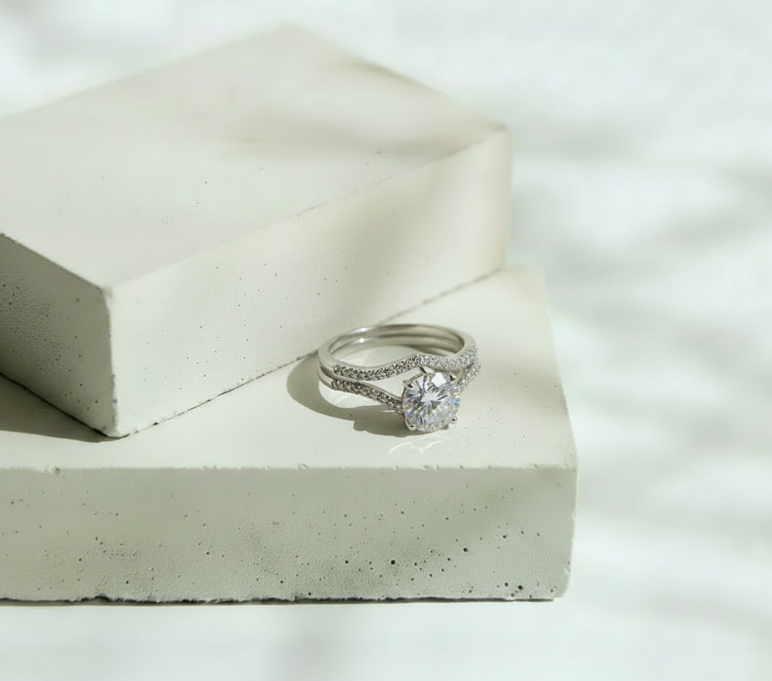 Anillo Plateado Doble Zirconia y Solitario Curveado con Mini Brillos – Plata Italiana