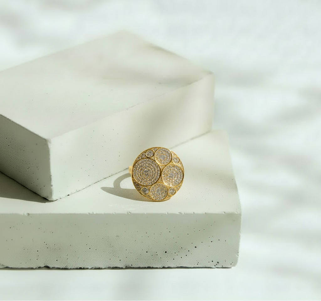 Anillo Dorado con Círculos y Mini Brillos – Oro Laminado