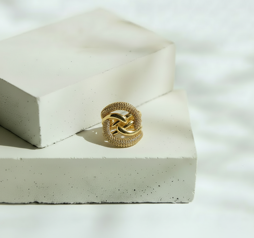 Anillo Dorado Entrelazado Liso y con Brillos – Oro Laminado