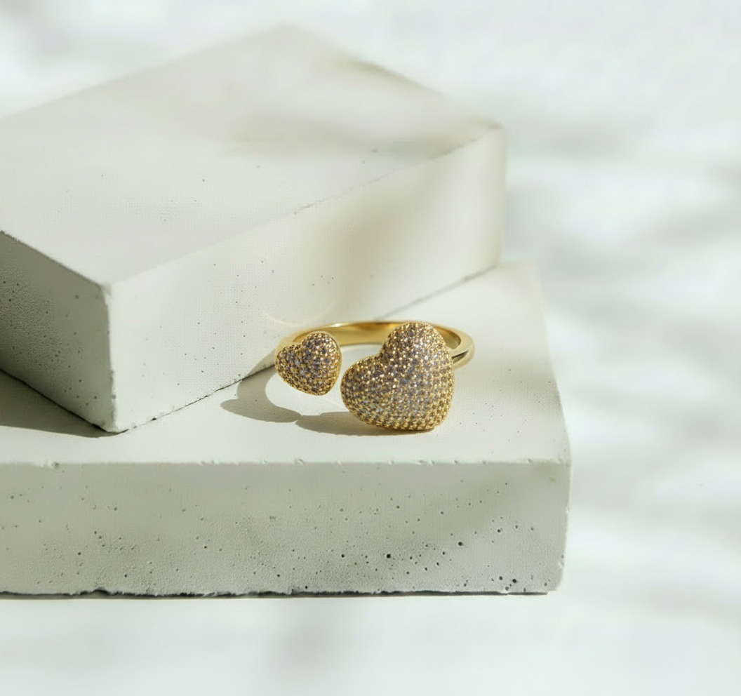 Anillo Dorado Corazón Doble con Brillos – Oro Laminado