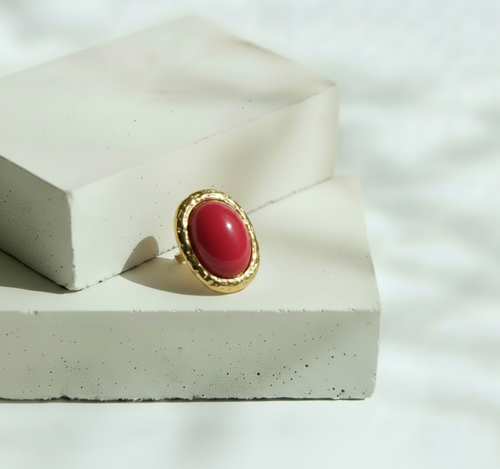 Anillo con Piedra Roja y Marco Dorado – Oro Laminado
