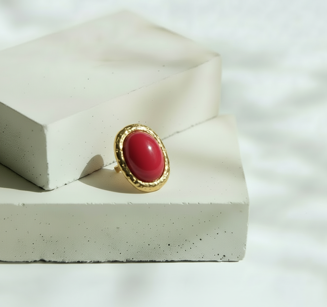 Anillo con Piedra Roja y Marco Dorado – Oro Laminado