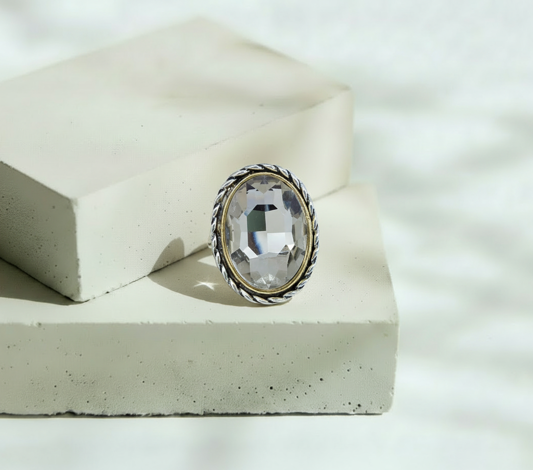 Anillo con Piedra Transparente y Marco Estilo Trenzado – Oro Laminado