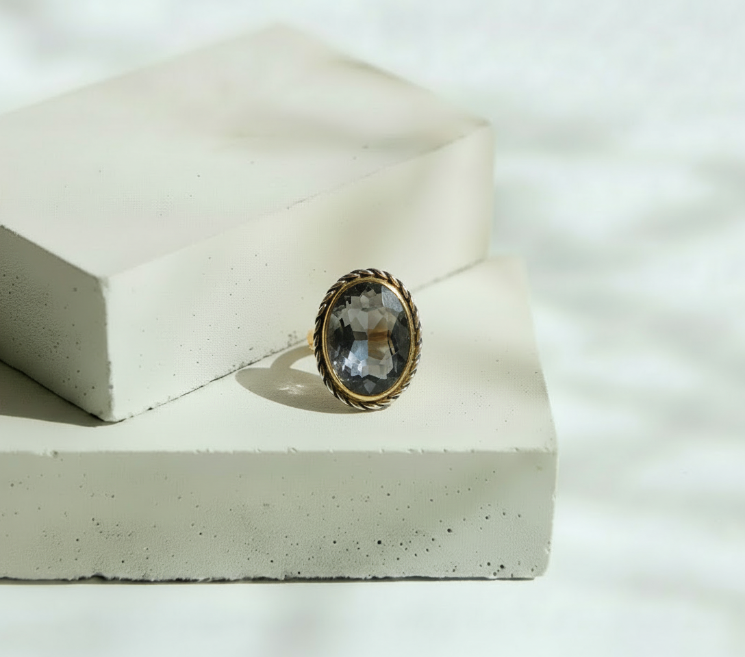 Anillo con Piedra Obscura y Marco Estilo Trenzado – Oro Laminado