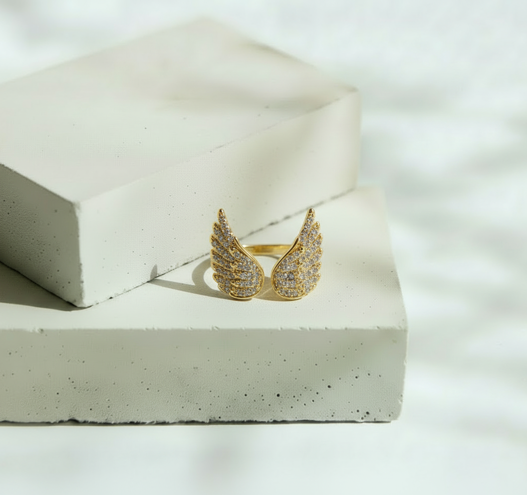 Anillo Dorado Alas de Ángel con Mini Brillos – Oro Laminado