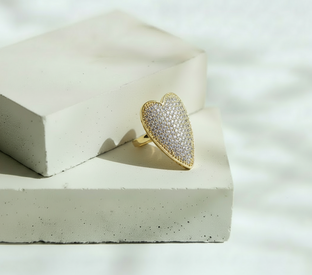 Anillo Corazón Dorado con Mini Brillos – Oro Laminado