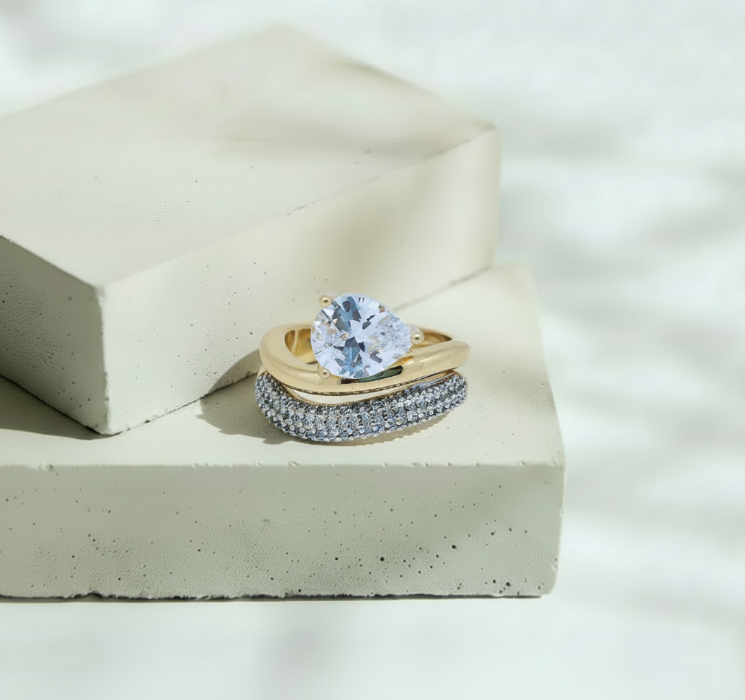 Anillo Dorado Doble Línea con Piedra Ovalada al Centro – Oro Laminado