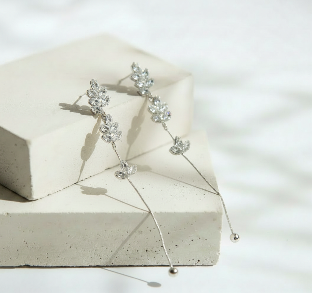 Aretes Largos de Flor Plateados con Detalle Colgante - Acero Inoxidable