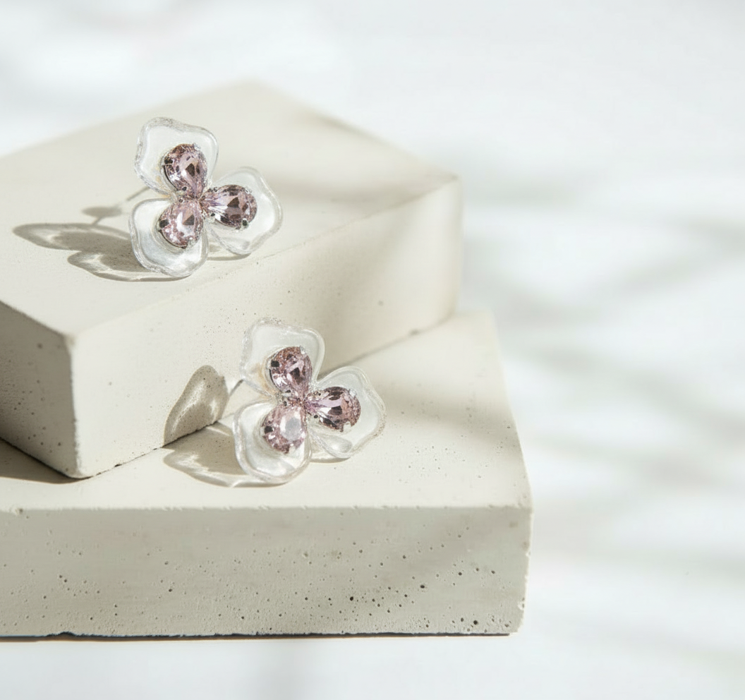 Aretes de Flor Transparente de Tres Pétalos con Tono Rosa - Acero Inoxidable