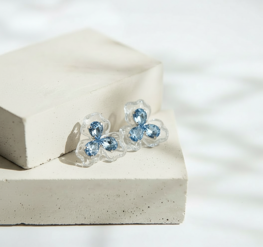 Aretes de Flor Transparente de Tres Pétalos con Tono Azul - Acero Inoxidable