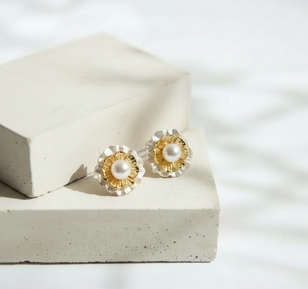 Aretes de Rosa Dorada Abierta con Perla Central - Acero Inoxidable