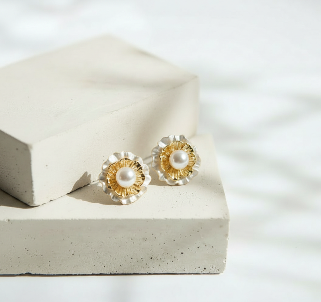 Aretes de Rosa Dorada Abierta con Perla Central - Acero Inoxidable