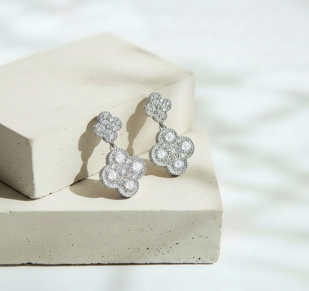 Aretes Medianos de Trébol Plateado con Brillos y Mini Trébol - Acero Inoxidable