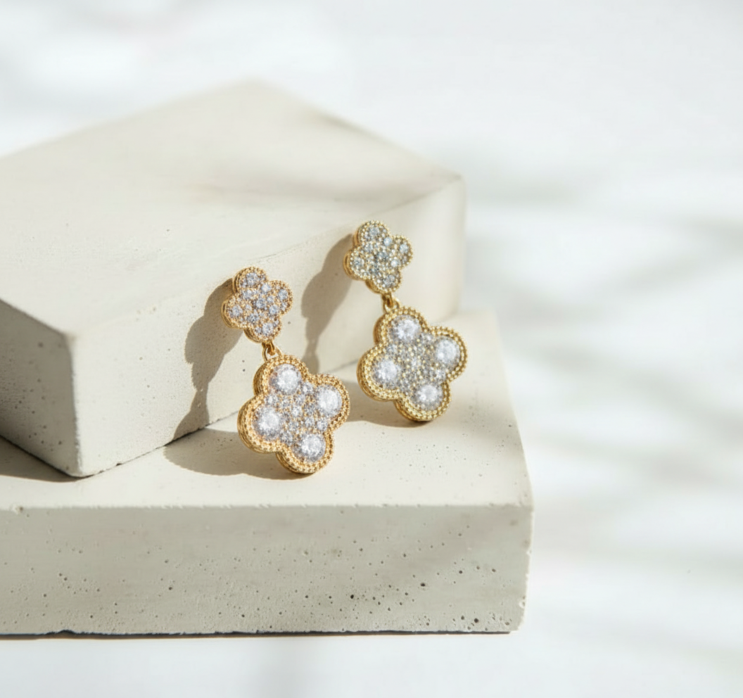 Aretes Medianos de Trébol Dorado con Brillos y Mini Trébol - Acero Inoxidable