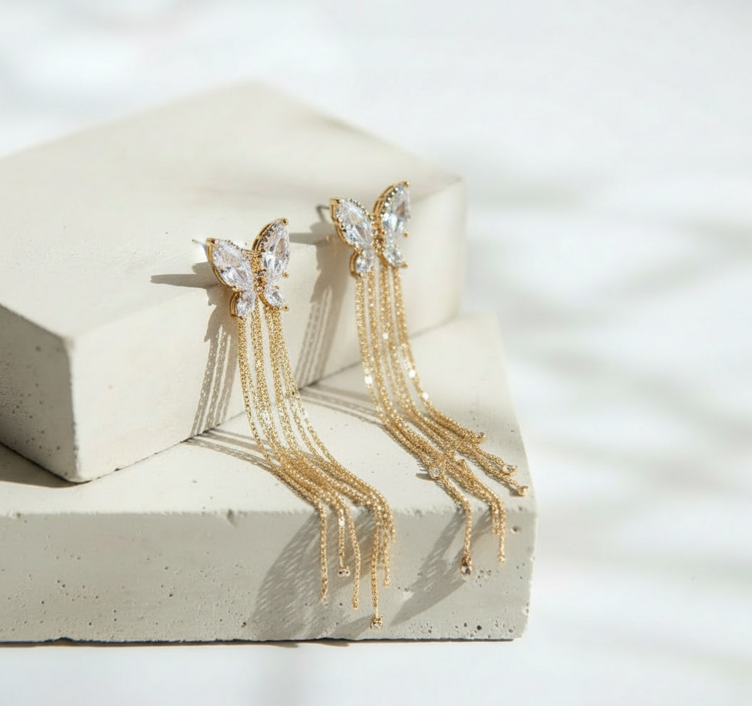 Aretes Largos de Mariposa Dorada con Brillos - Acero Inoxidable