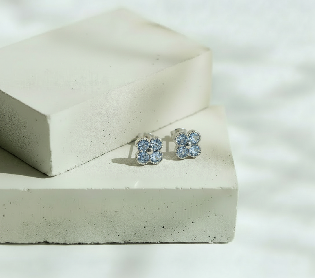Aretes Dorados Flor 4 Pétalos con Brillos - Acero Inoxidable