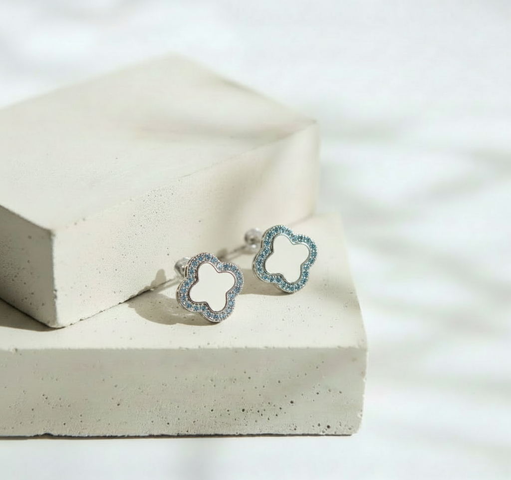 Aretes de Trébol Blanco con Marco Dorado de Brillos - Acero Inoxidable