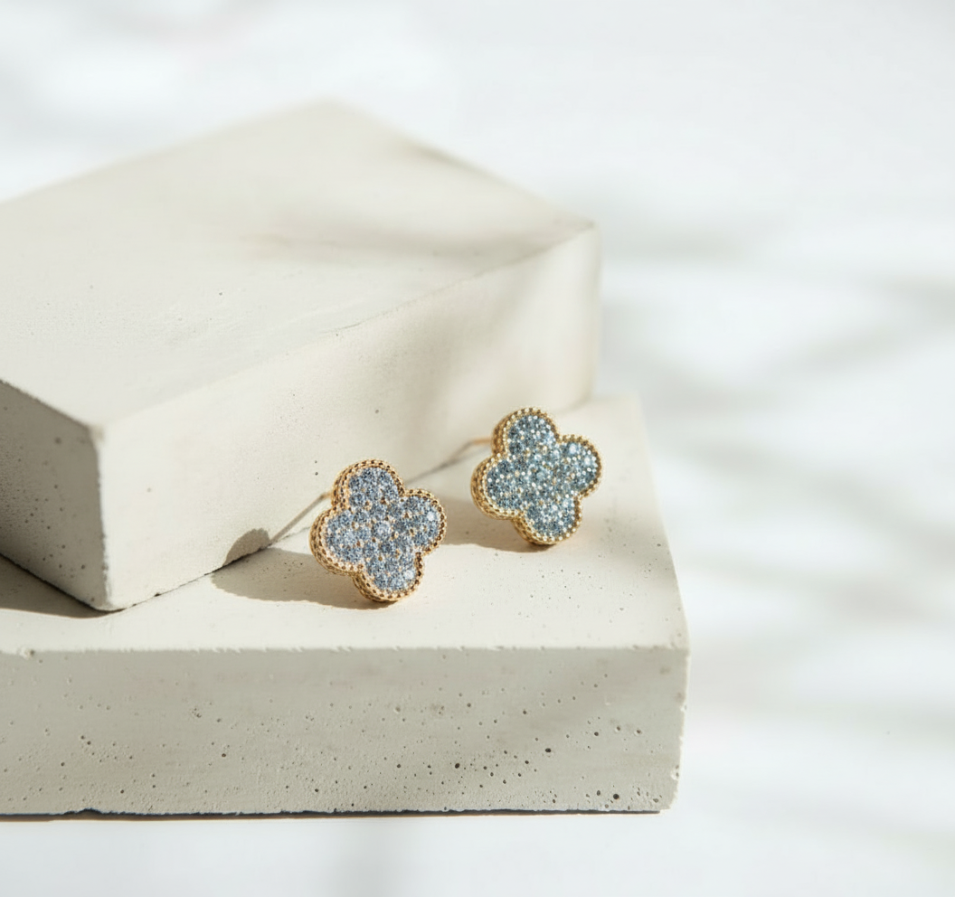 Aretes de Flor Dorada de Cuatro Pétalos con Brillos - Acero Inoxidable