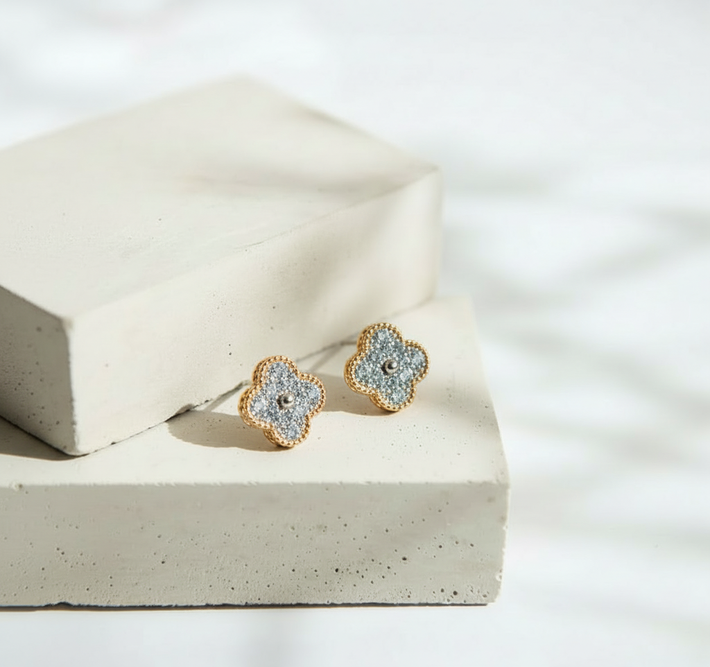 Aretes de Trébol Dorado de Cuatro Hojas con Brillos - Acero Inoxidable