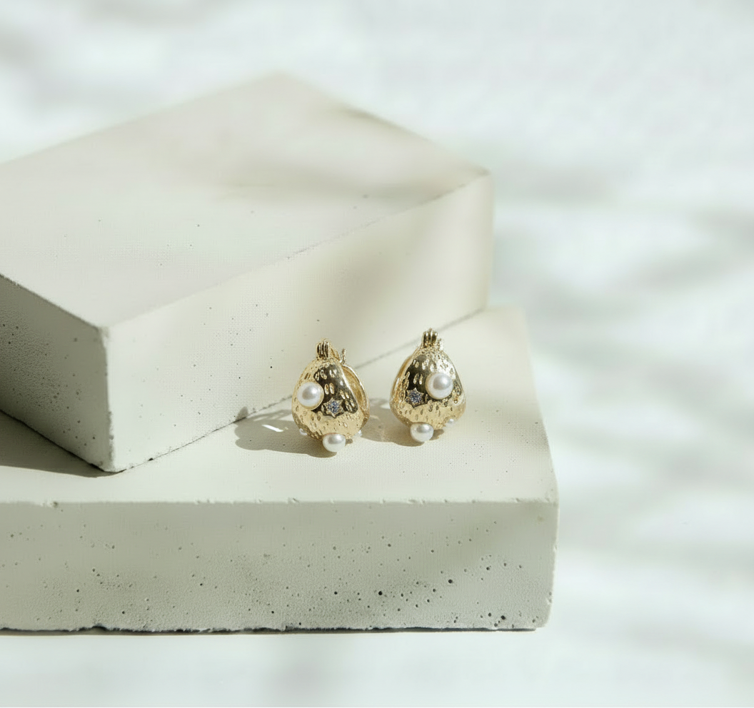 Aretes Dorados con Piedras Tipo Perlas Blancas Clásicos – Acero Inoxidable