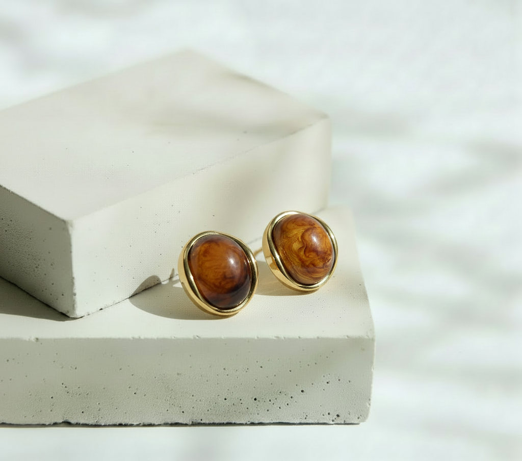 Aretes con Piedra en Tonos Café y Marco Dorado Elegante – Acero Inoxidable